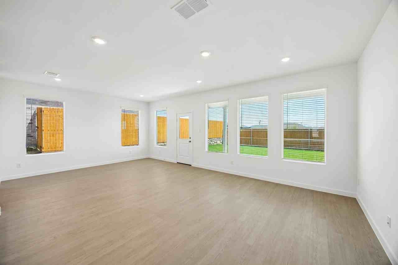 9133 Schram Rd - Photo 7 of 36