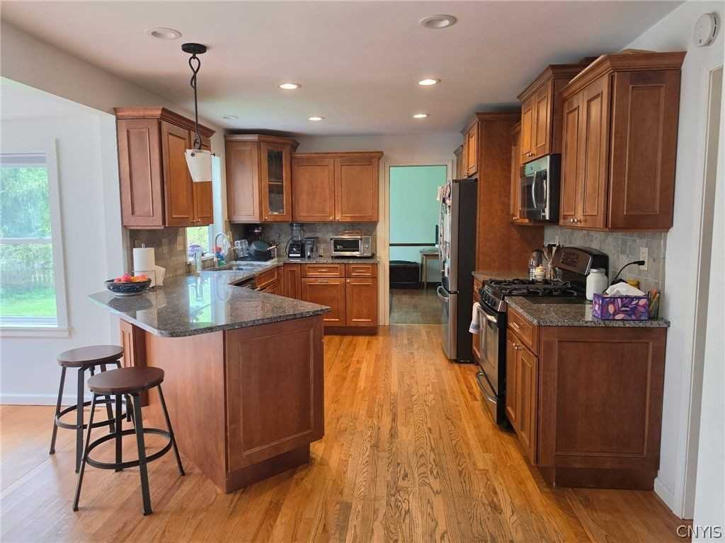 96 Charing Rd - Photo 7 of 35