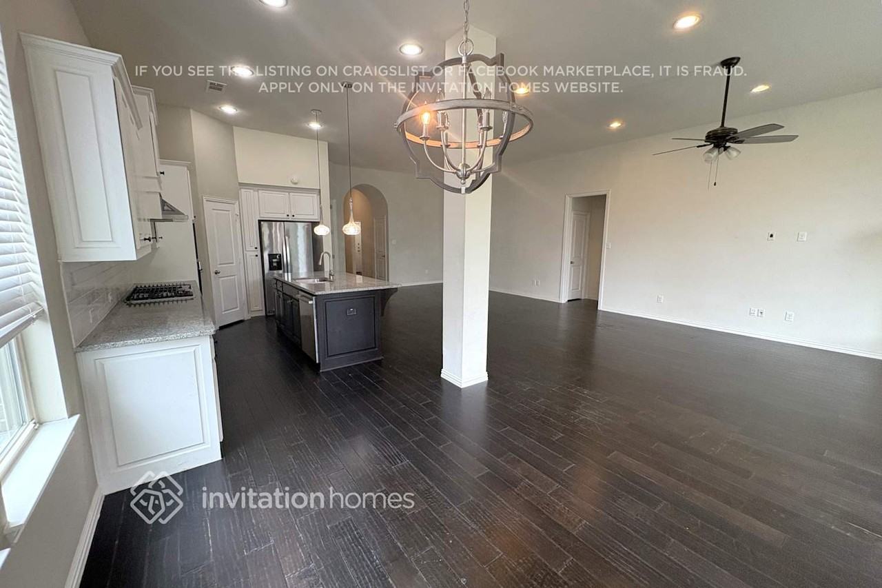 1014 Finsbury Ln - Photo 3 of 14