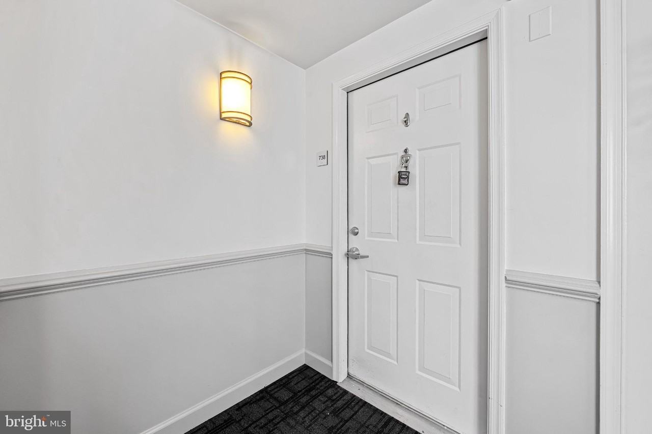 2702 Lighthouse Pt E #738 - Photo 4 of 33