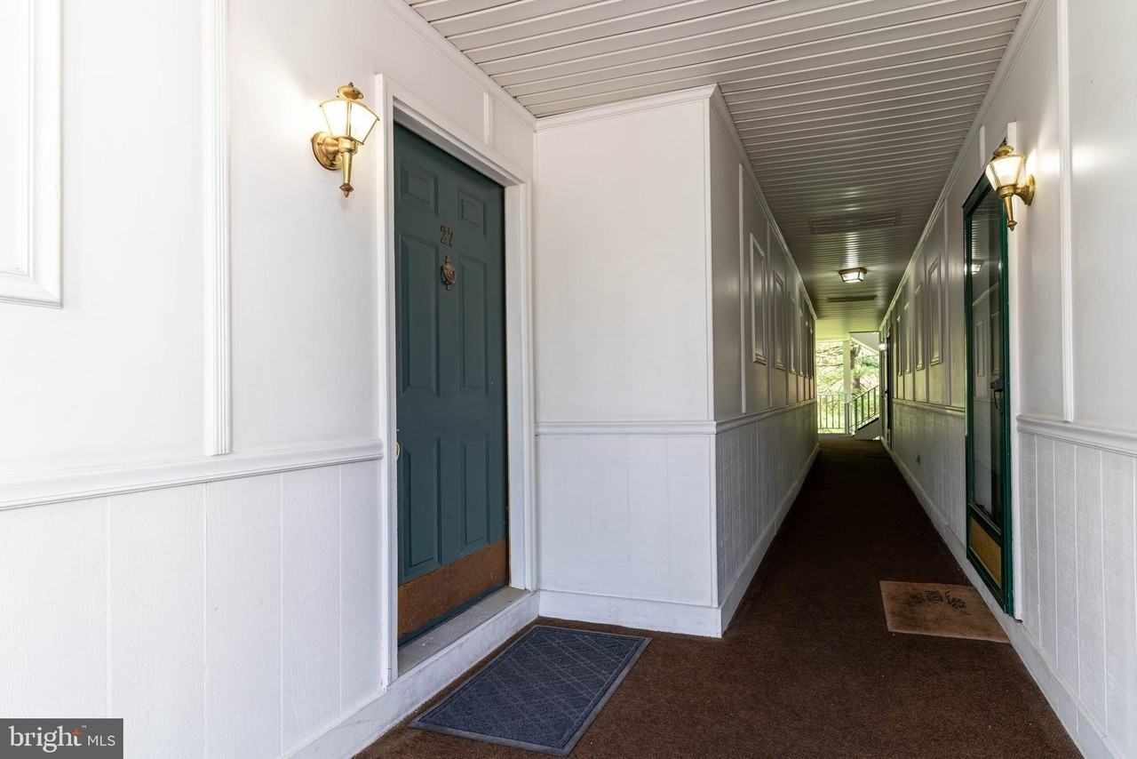 27 Chambord Ct - Photo 3 of 23