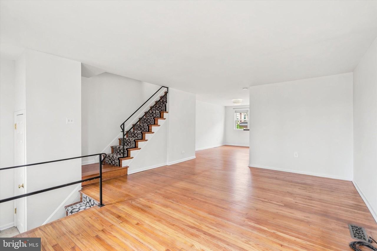 889 Oxford Ave - Photo 2 of 15