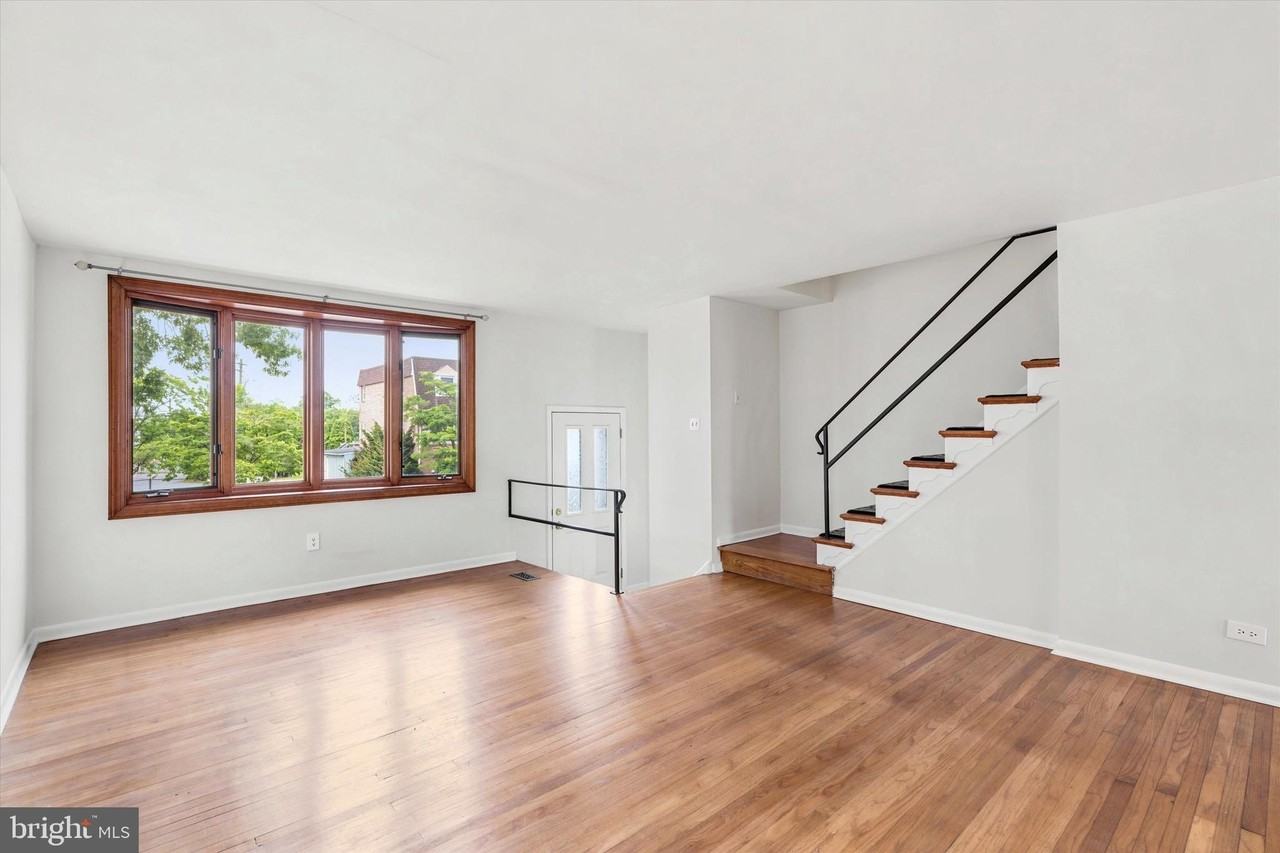 889 Oxford Ave - Photo 4 of 15