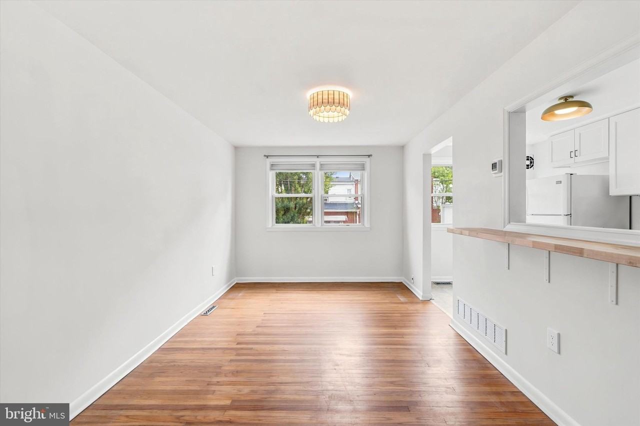 889 Oxford Ave - Photo 5 of 15