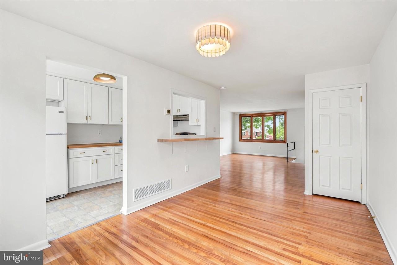 889 Oxford Ave - Photo 6 of 15