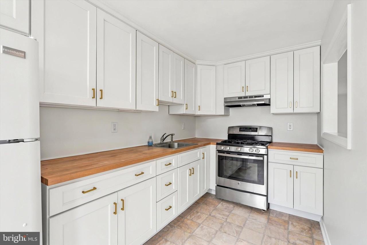 889 Oxford Ave - Photo 7 of 15