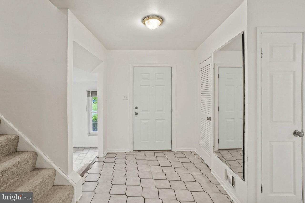 9086 Brook Ford Rd - Photo 3 of 39