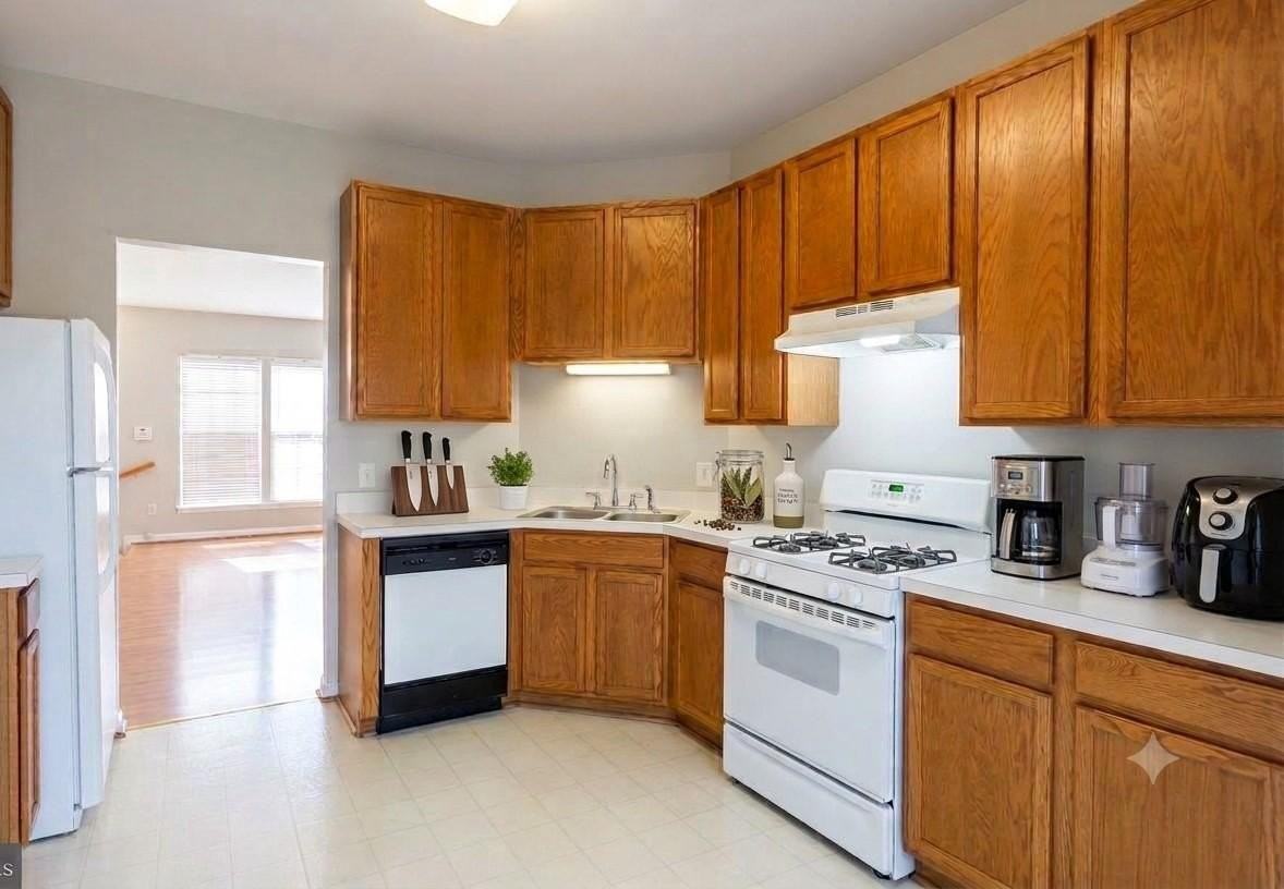 10038 Moxleys Ford Ln - Photo 5 of 17