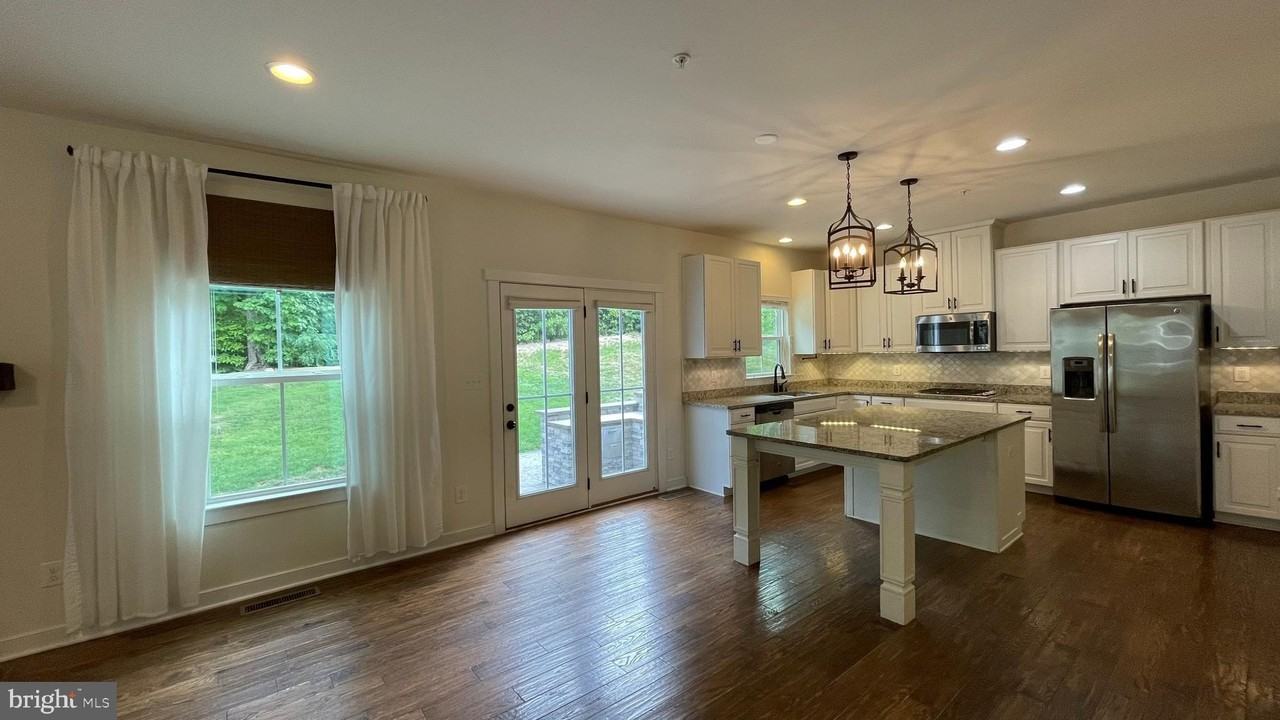 2309 Harmsworth Dr - Photo 4 of 24