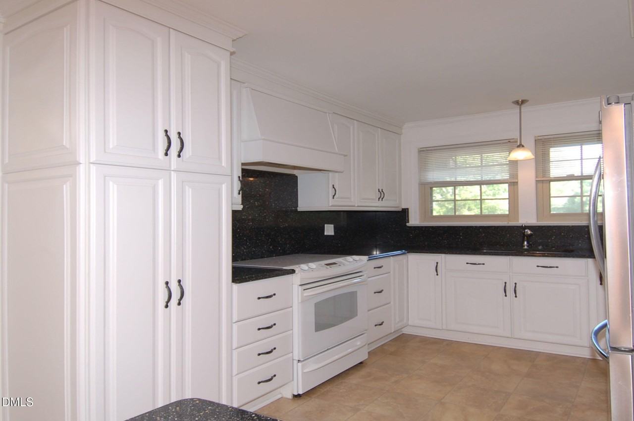 706 Smedes Pl - Photo 3 of 21