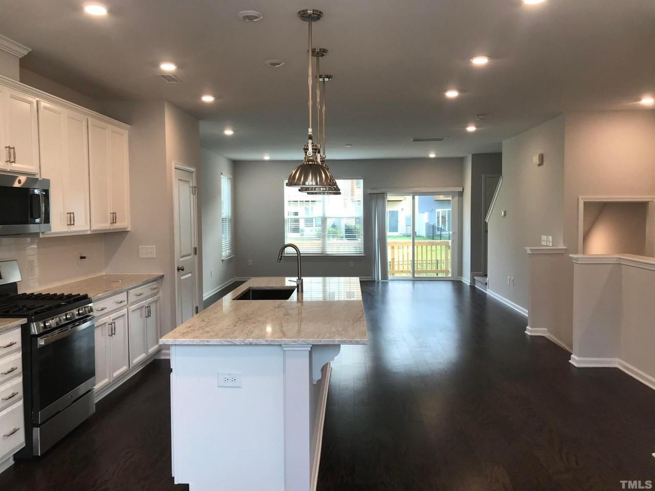 1042 Commack Dr - Photo 3 of 29