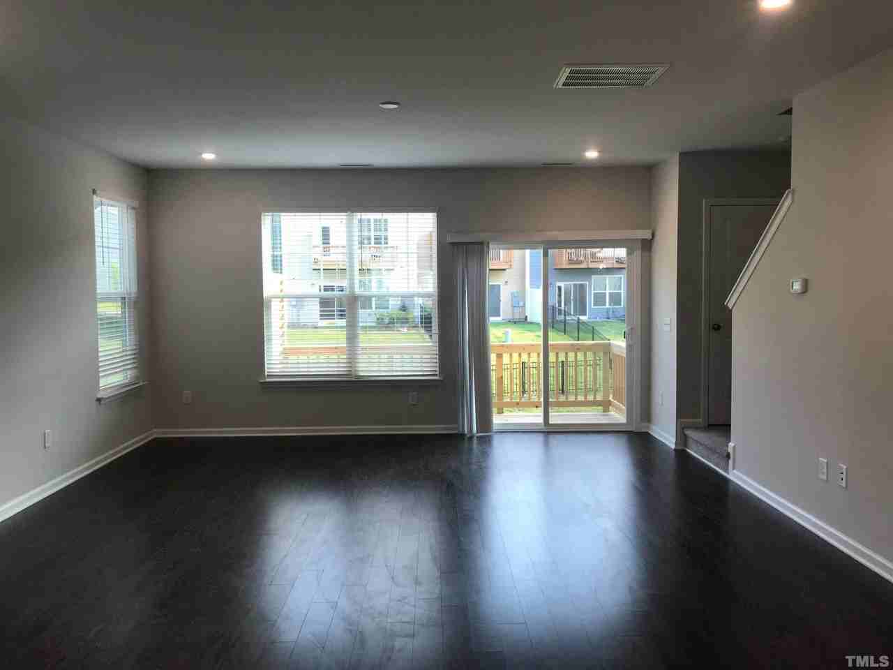 1042 Commack Dr - Photo 4 of 29