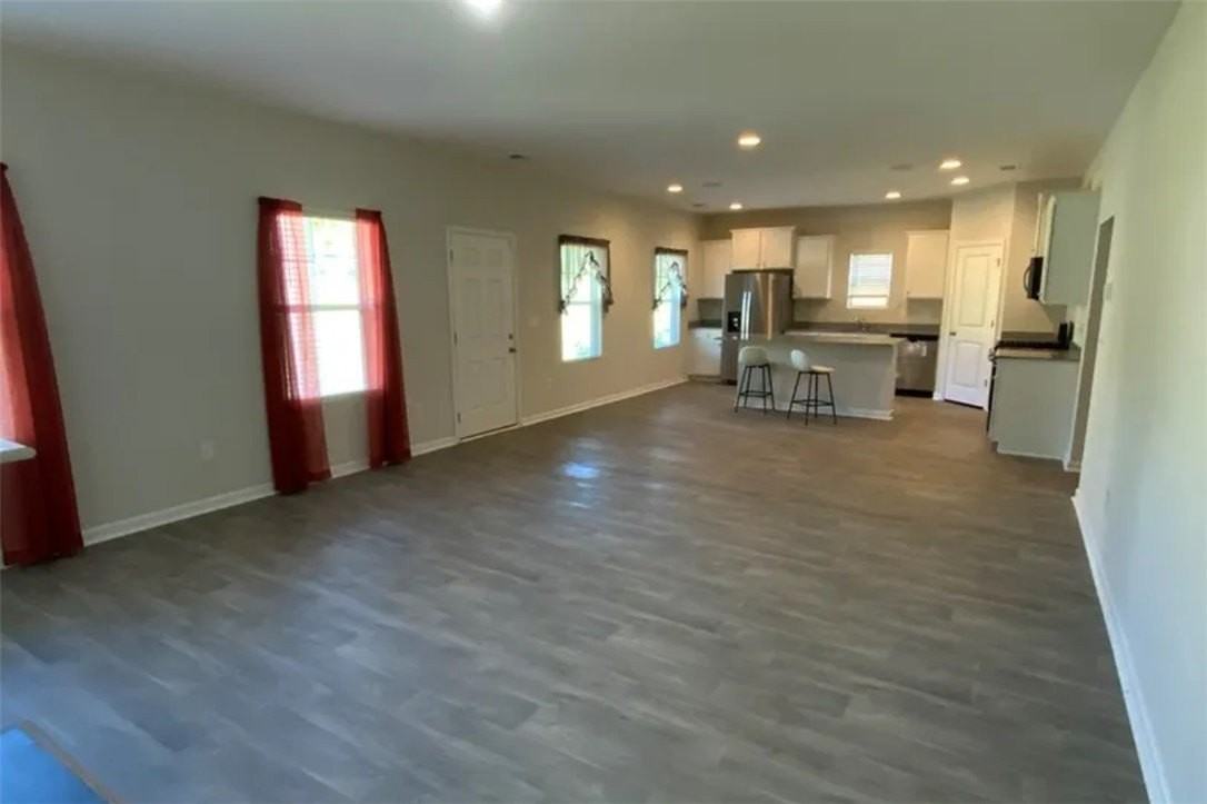 1044 Fairfield Dr - Photo 3 of 23