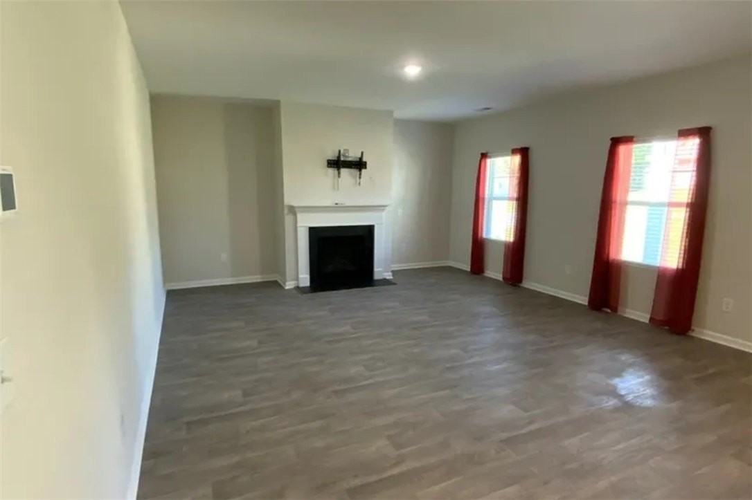 1044 Fairfield Dr - Photo 4 of 23