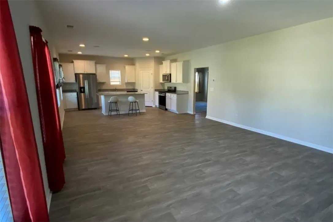 1044 Fairfield Dr - Photo 5 of 23