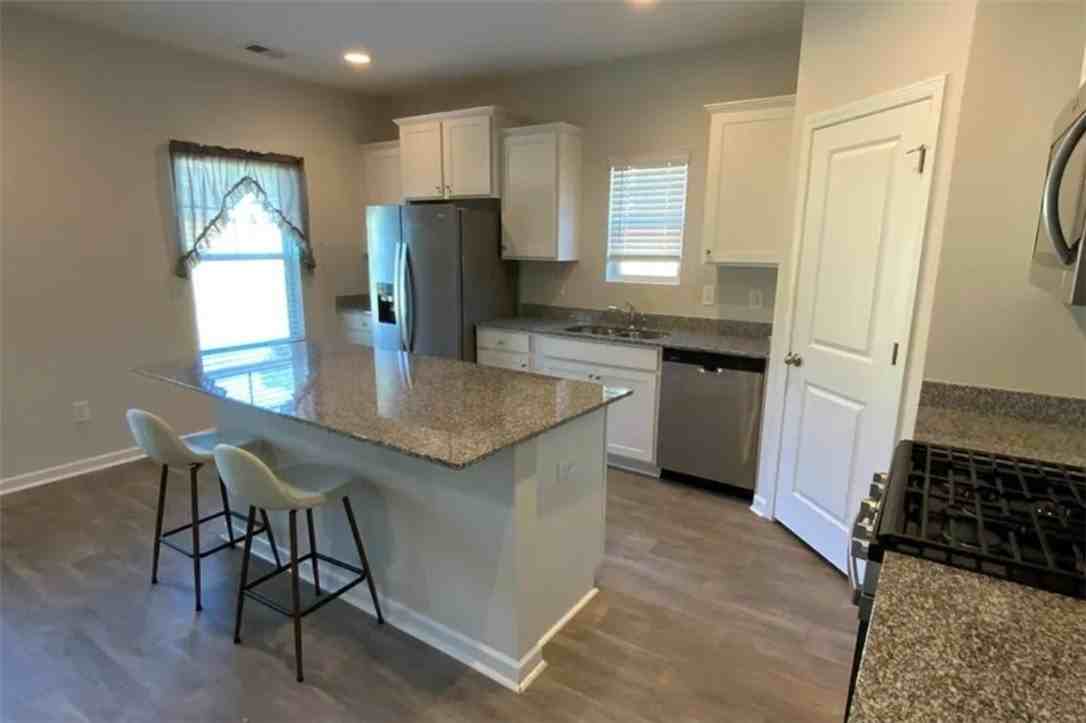 1044 Fairfield Dr - Photo 6 of 23