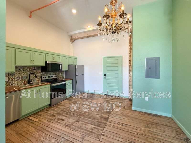 320 W Walnut St #207