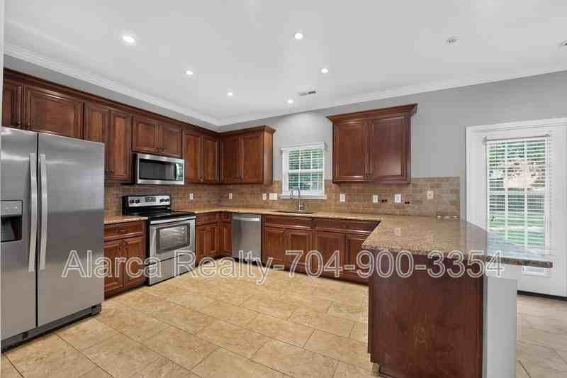 17420 Baldwin Hall Dr - Photo 3 of 38
