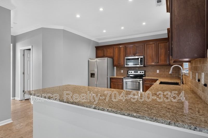 17420 Baldwin Hall Dr - Photo 4 of 38