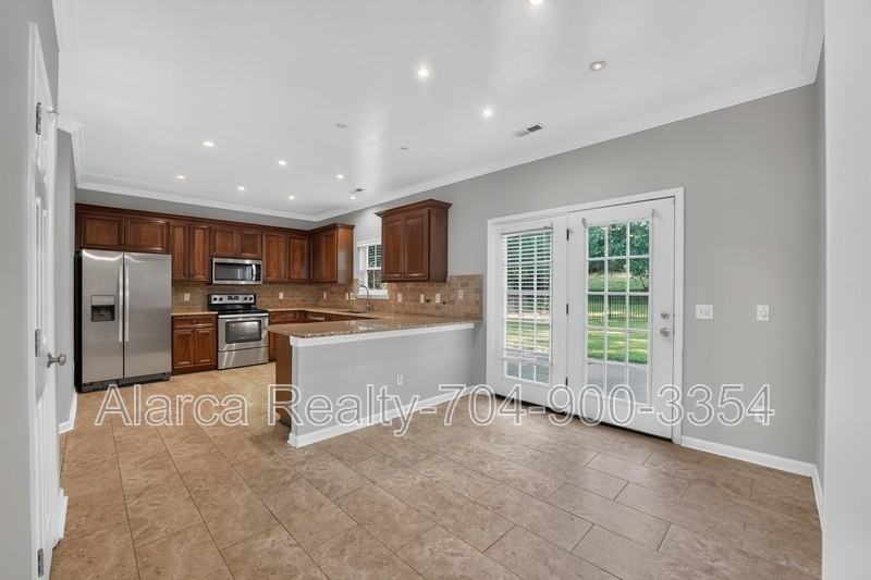 17420 Baldwin Hall Dr - Photo 5 of 38