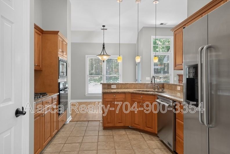 12736 Wetherburn Ln - Photo 3 of 21