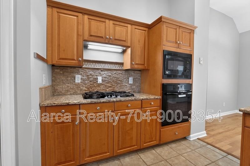 12736 Wetherburn Ln - Photo 4 of 21