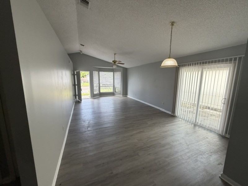 5061 Knightsbridge Cir N - Photo 3 of 15