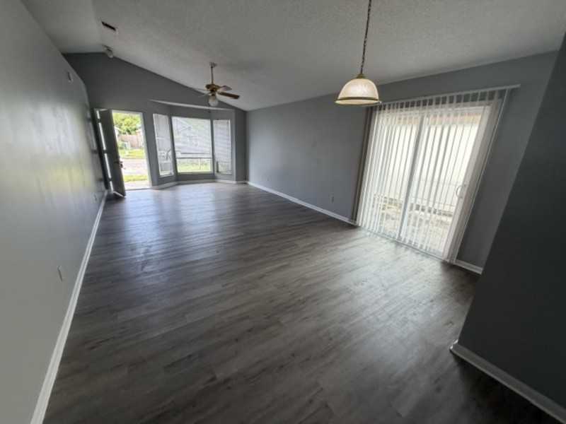 5061 Knightsbridge Cir N - Photo 5 of 15