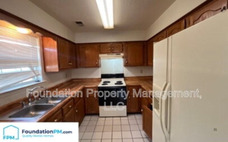 2485 Wellons Ave - Photo 4 of 15