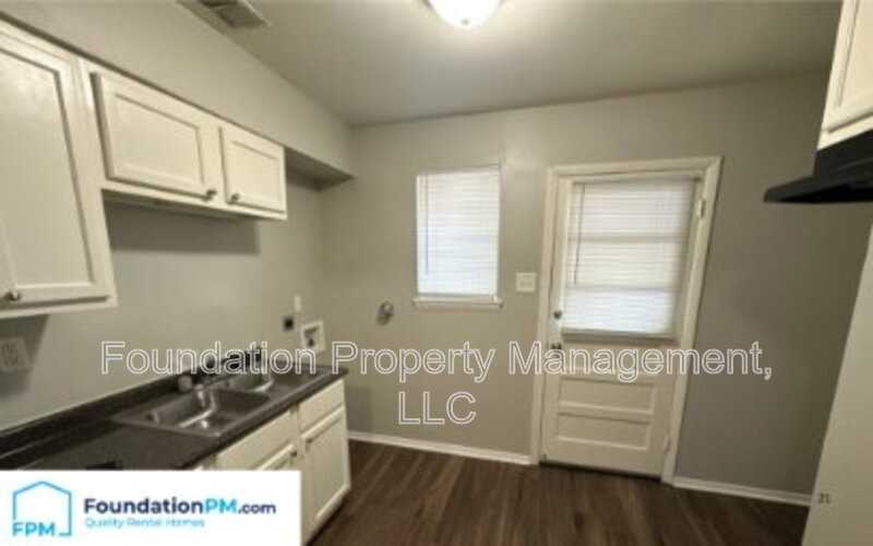1056 Hudson St #1 - Photo 3 of 13