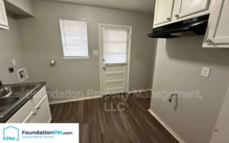 1056 Hudson St #1 - Photo 4 of 13