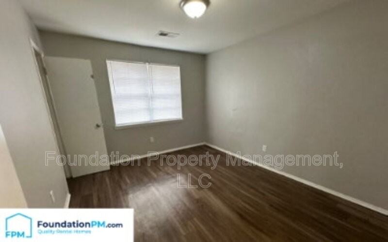 1056 Hudson St #1 - Photo 6 of 13