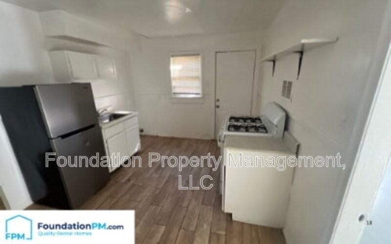 2320 E Warren St #1 - Photo 4 of 11