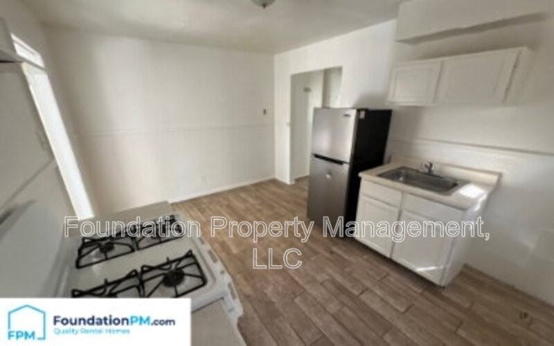 2320 E Warren St #1 - Photo 5 of 11