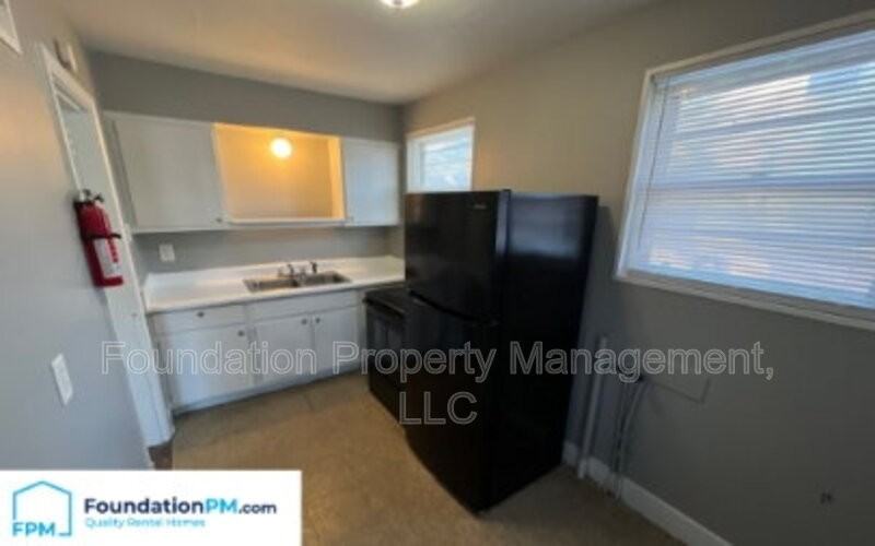 1570 Rebecca St - Photo 4 of 18