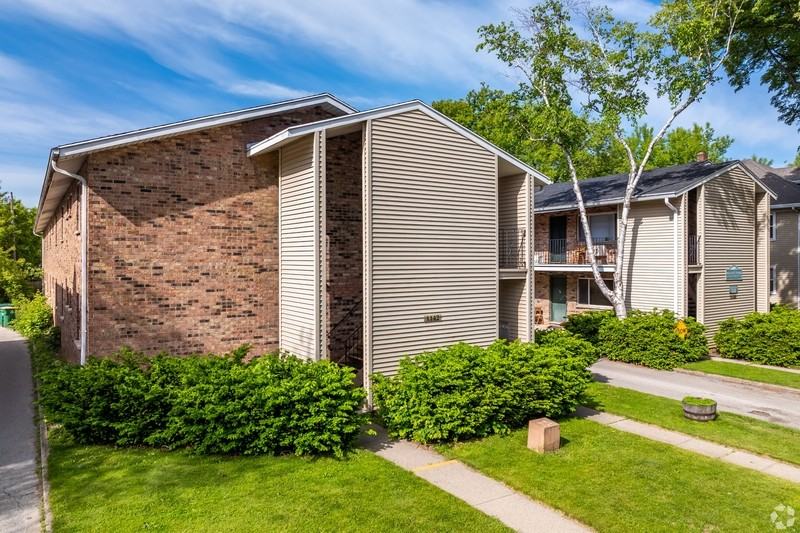 1142 E Walnut St - Photo 2 of 15