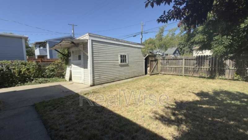 1416 Se Pine St - Photo 3 of 22