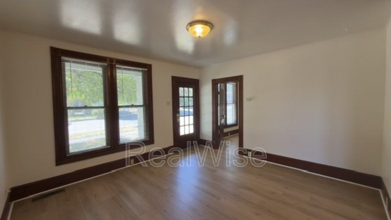 1416 Se Pine St - Photo 5 of 22