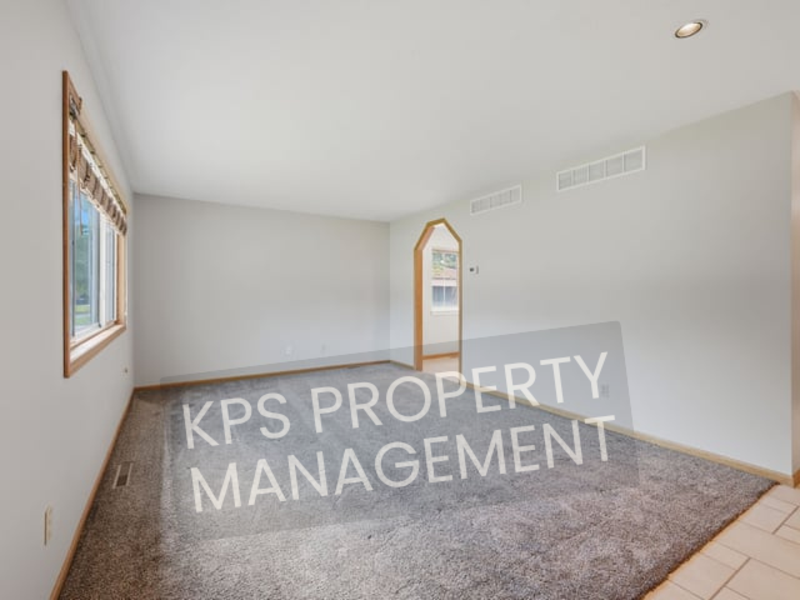 1915 Cypress Ln - Photo 2 of 10
