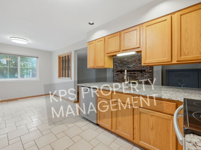 1915 Cypress Ln - Photo 3 of 10