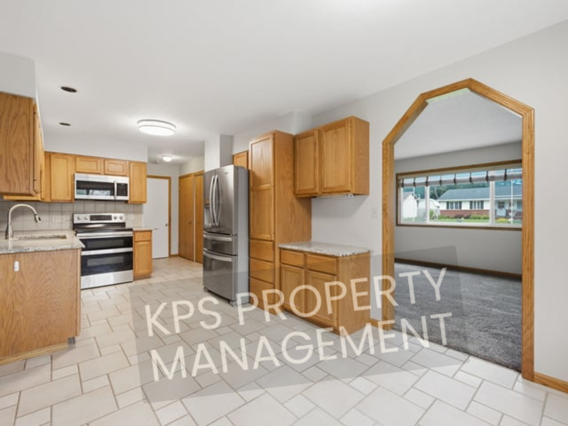 1915 Cypress Ln - Photo 4 of 10