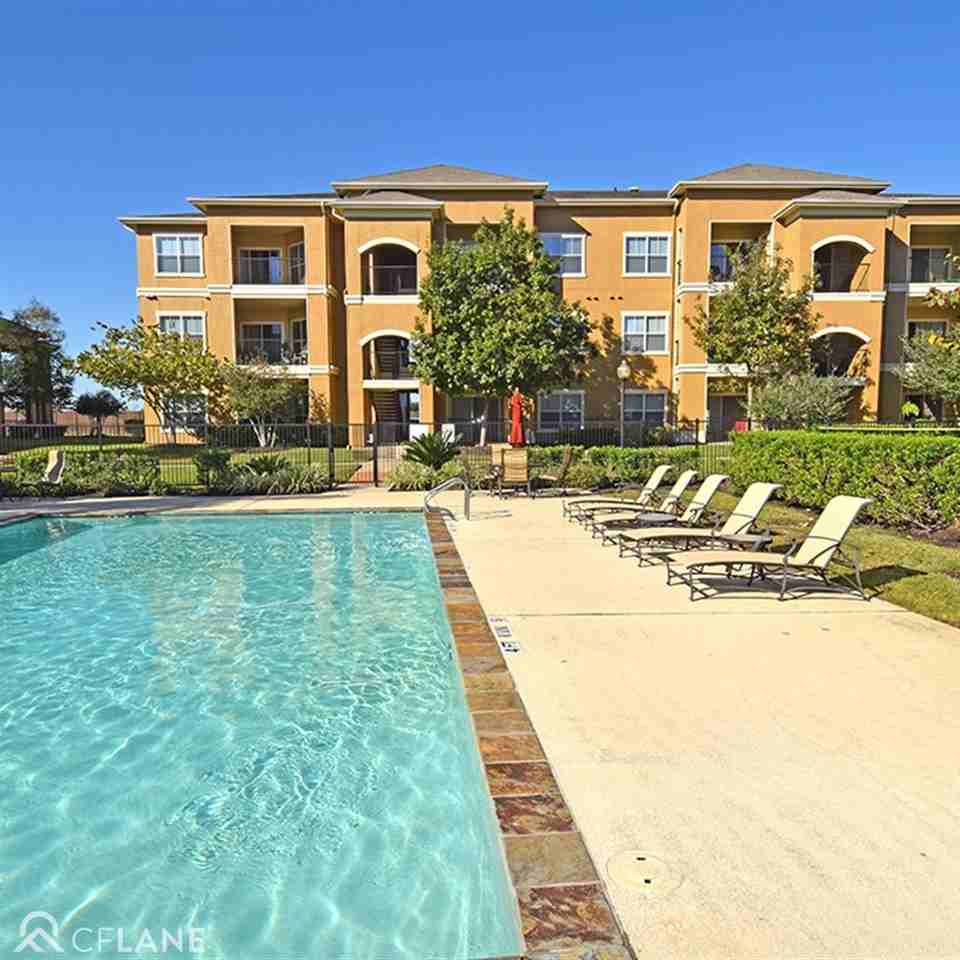 Villas at Riverpark West Apartments - Photo 2 of 8