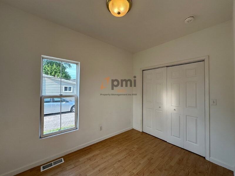 203 Locust St - Photo 4 of 19