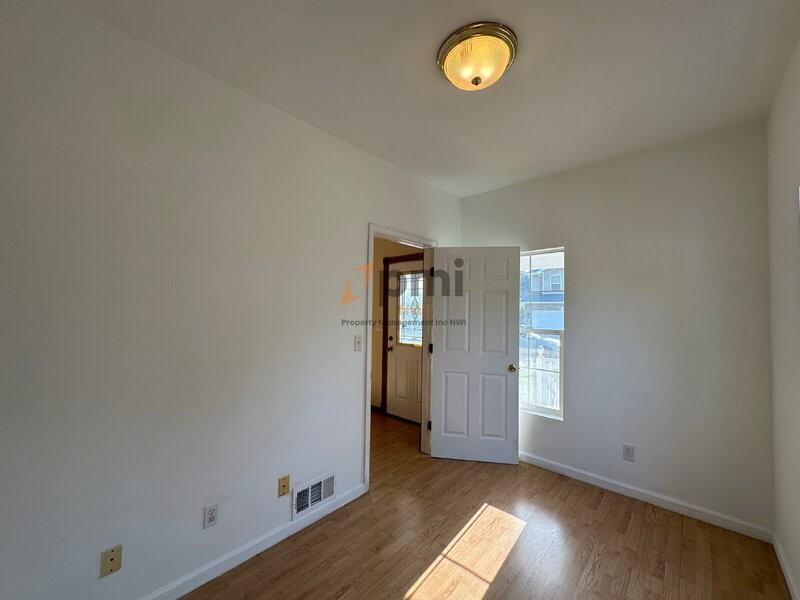 203 Locust St - Photo 5 of 19