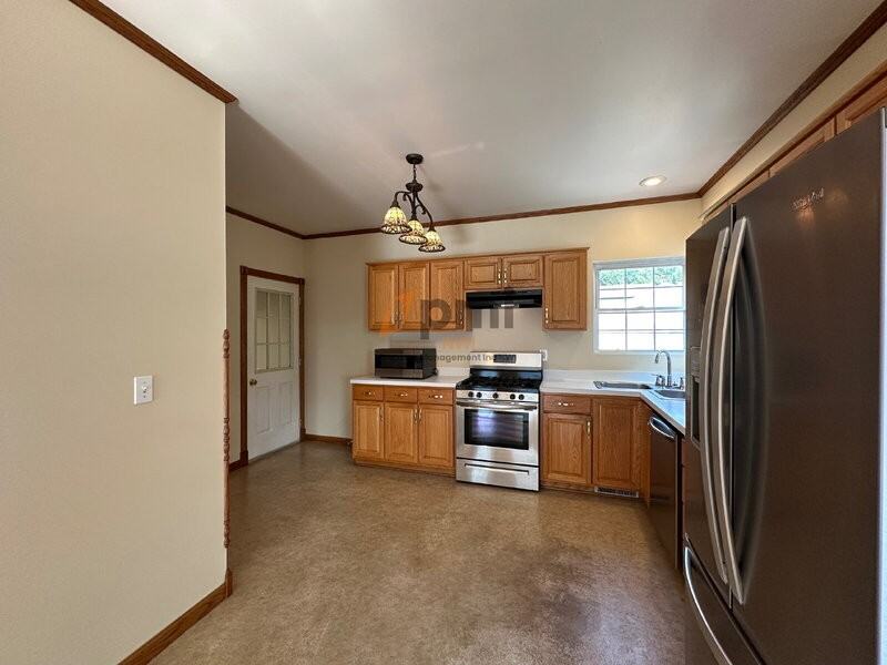 203 Locust St - Photo 6 of 19