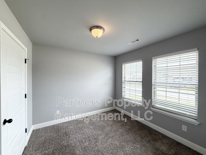 5910 Nw Hancock St - Photo 5 of 14