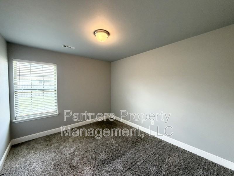 5910 Nw Hancock St - Photo 7 of 14