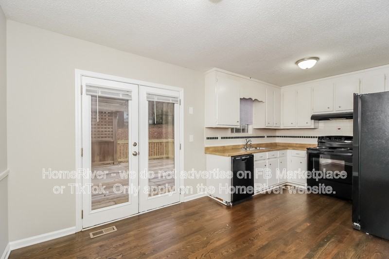 555 Browning Cir - Photo 5 of 17
