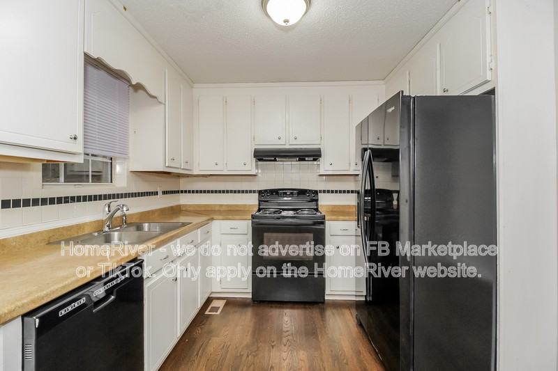 555 Browning Cir - Photo 6 of 17