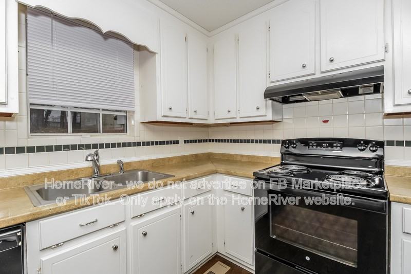 555 Browning Cir - Photo 7 of 17